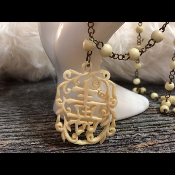 Vintage Chinese hand carved bone pendant necklace - Picture 7 of 8